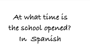 At what time is the school opened? In Spanish