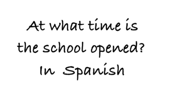 At what time is the school opened? In Spanish
